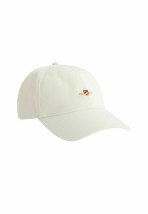 Weißes Baseballcap mit kleinem, gesticktem Emblem, das Sterne und ein Schild zeigt, sowie dem Markennamen "GANT" auf der Vorderseite.