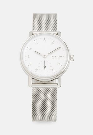 Orologio da polso con cinturino in maglia argento, quadrante bianco, lancette nere minimaliste per ore e minuti, piccolo quadrante per i secondi e logo Skagen Denmark.