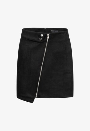 Czarna mini spódnica z zamszu z bocznym zamkiem błyskawicznym i dwoma srebrnymi guzikami w pasie. Charakteryzuje się asymetrycznym dołem i gładką fakturą.