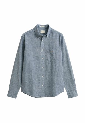 Camicia azzurra chiaro con bottoni realizzata in tessuto testurizzato, dotata di una tasca sul petto e di un piccolo logo sopra di essa. Maniche lunghe con polsini abbottonati.