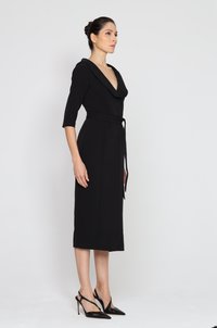 Czarna sukienka o kroju kopertowym z głębokim dekoltem w kształcie litery V, z rękawami 3/4 i paskiem w talii. Materiał jest gładki, sukienka ma długość do kolan i dopasowany krój.