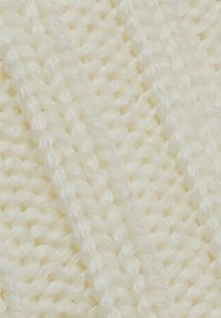 Tessuto lavorato a maglia color crema con un motivo tessuto e texture. I punti visibili creano un aspetto morbido e caldo.