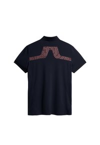 Ciemnogranatowa koszulka polo z teksturowanym bordowym geometrycznym wzorem na górnej części pleców. Posiada klasyczny kołnierzyk i krótkie rękawy.