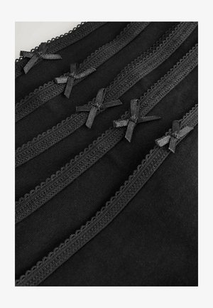 Czarna tkanina z sześcioma poziomymi paskami, ozdobionymi koronkowym wykończeniem i małymi czarnymi wstążkami. Gładka tekstura o falistych brzegach.