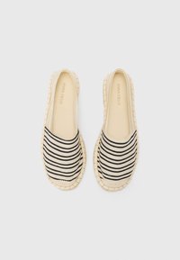 Mustat ja valkoiset raidalliset espadrillesit, joissa on kangas päällinen ja kudottu juutti-pohja. Pyöreä kärki ja elastiset sivut helpottavat pukemista.