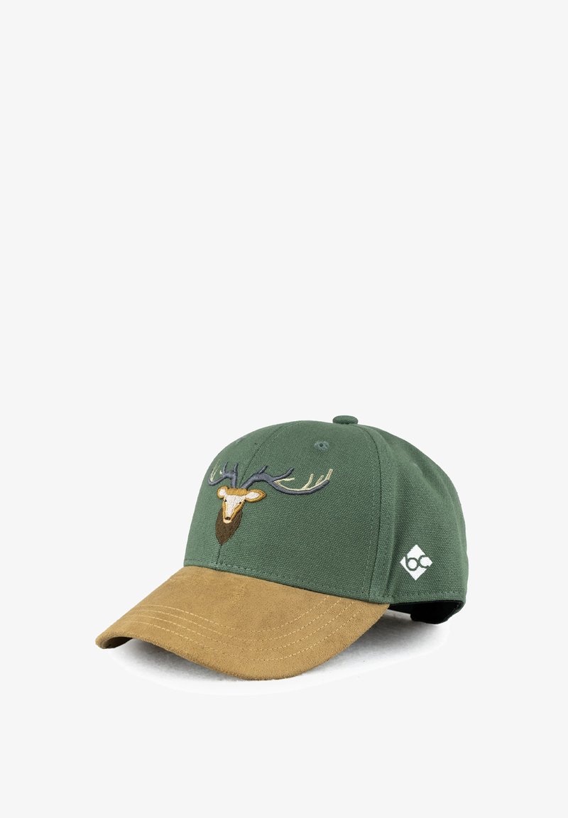 Grüne Stoffmütze mit einem beige Wildleder-Schirm, verziert mit einem gestickten Hirschkopf mit Geweihen und einem Logo an der Seite.
