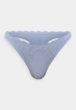 Bas de bikini bleu clair avec un motif texturé, des bords en forme de vagues et un design taille basse avec des découpes sur les côtés.
