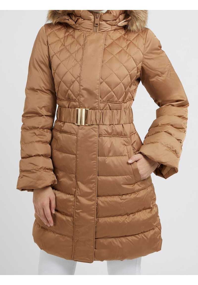 Abrigo acolchado marrón con capucha, borde de piel, cintura ceñida con cinturón y bolsillos laterales. Diseñado con una textura suave y un corte a la altura de la rodilla.