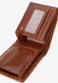 Portafoglio in pelle marrone con superficie textured, numerosi slot per schede e una finestra per l'ID trasparente, chiusa con una clip metallica.