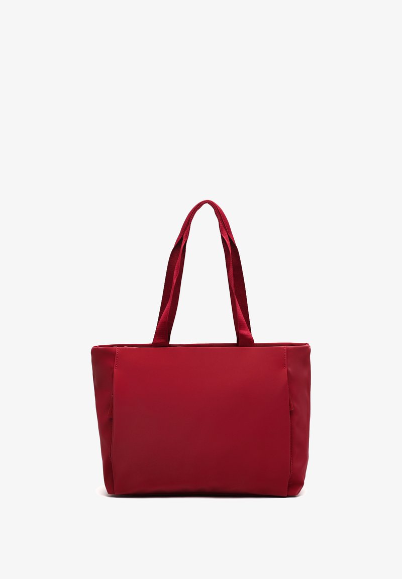 Czerwona torba tote wykonana z gładkiego, trwałego materiału. Posiada dwie solidne tkaninowe uchwyty oraz minimalistyczny design bez widocznych elementów metalowych lub wzorów.