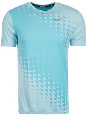 Jasnoniebieska koszulka do biegania Nike z krótkim rękawem, ozdobiona małym trójkątnym wzorem na przodzie oraz odblaskowym logo Nike w kształcie łyżwy na piersi.