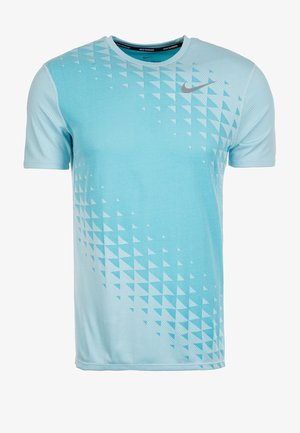 Vaaleansininen Nike-juoksupaita lyhyillä hihoilla, jossa pieni kolmionmuotoinen kuviointi edessä ja heijastava Nike-swoosh-logo rinnassa.