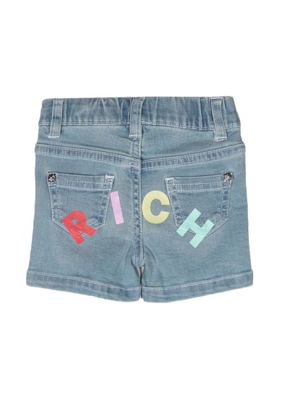 Shorts in denim blu chiaro con lettere multicolori (R, I, C, H) sulle tasche posteriori, con vestibilità classica e orlo risvoltato.