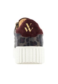 Zapatillas con estampado de leopardo y acento en ante burdeos en el talón, con logotipo dorado. Presentan una suela de goma blanca y texturizada.