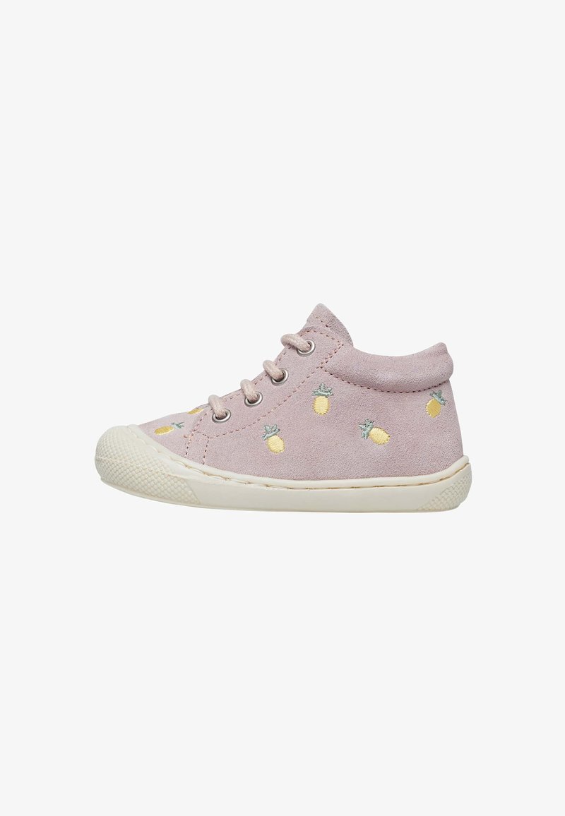 Baskets pour tout-petit rose clair avec semelle en caoutchouc blanche, lacets et petits ananas jaunes brodés sur les côtés.