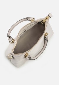 Lichtbeige handtas met een gouden ritssluiting, een gladde leren textuur, dubbele bovenhandvatten en een ruime, gevoerde binnenkant.