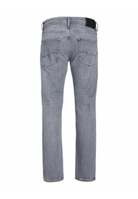 Jean en denim gris avec une coupe droite, cinq poches et un détail de couture sur la poche arrière. Comprend une étiquette de taille en cuir noir.