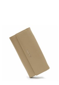 Portafoglio in pelle beige con finitura testurizzata, caratterizzato da una forma rettangolare sottile e un accento di logo metallico. Design pieghevole, stile minimalista.