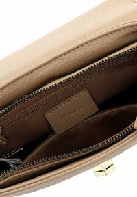 Borsa a tracolla in pelle beige con superficie texturizzata, dotata di un interno foderato in marrone, tasca con zip e un piccolo tag impresso.