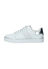 Sneaker bianco con una texture liscia e accenti argentati. Presenta strisce perforate, chiusura con lacci e punta arrotondata. Suola in gomma.
