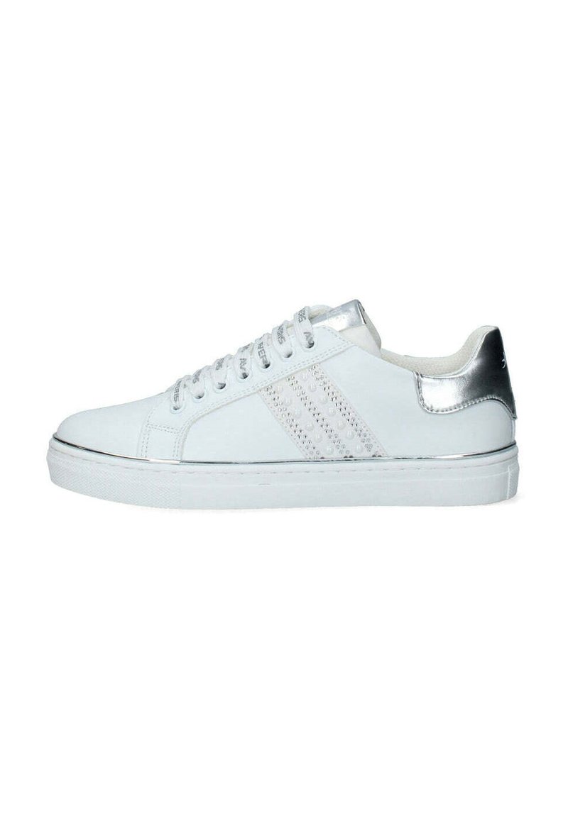Sneaker bianco con una texture liscia e accenti argentati. Presenta strisce perforate, chiusura con lacci e punta arrotondata. Suola in gomma.