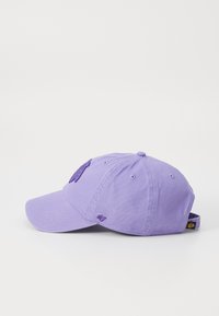 Cappello da baseball in cotone viola con visiera curvata, logo ricamato sul davanti e chiusura regolabile sul retro. Finitura in tessuto testurizzato.