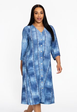 Blauwe denim jurk met een V-hals, driekwart mouwen en knopen aan de voorkant. Heeft een gestreept patroon met lichtere tinten en zakken.