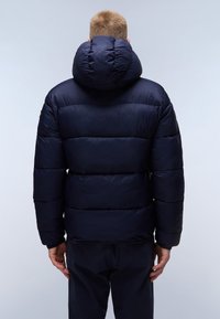 Mørkeblå dynejakke med hætte, med quiltede sektioner og elastiske manchetter. Materialet virker glat og isoleret.