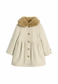 Beige frakke med faux fur-krave, lange ærmer og fem brune knapper foran; plisseret design med en glat tekstur.