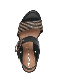 Sandalo wedge in pelle nera con una larga fascia testurizzata, fibbia regolabile e soletta marrone con logo dorato del marchio.