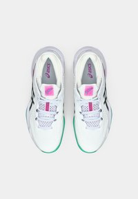 Λευκά αθλητικά παπούτσια με διχτυωτό ύφασμα, πράσινη σόλα και μαύρες λεπτομέρειες. Διαθέτουν ροζ λογότυπο Asics και κορδόνια, σχεδιασμένα για απόδοση.