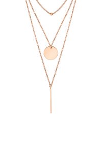 Collana a strati in oro rosa con tre catene: una con piccole perline, una con un pendente circolare e una con un charm a barra verticale.