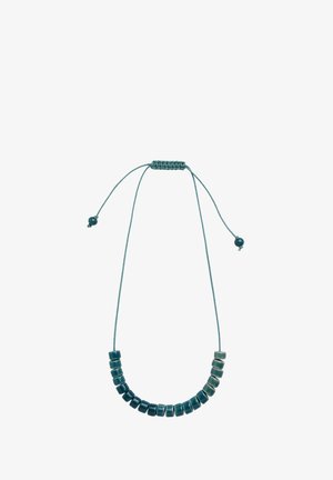 Regulējama kaklarota ar kvadrātveida pērlītēm dažādos zaļgani zilos toņos, izkārtota uz atbilstoša auklas ar dekoratīvām mezgliem un akcenta pērlītēm.