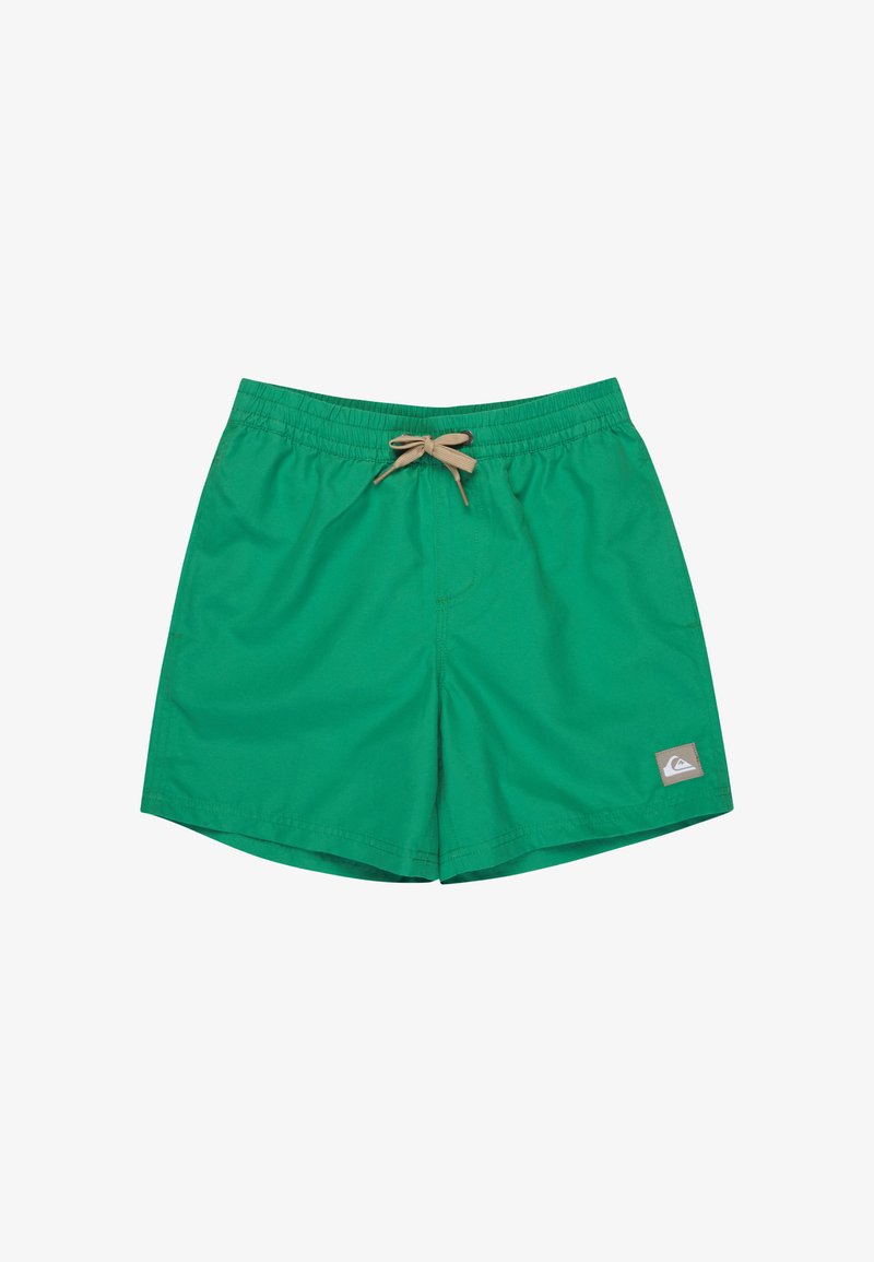 Zielone szorty kąpielowe z elastycznym paskiem i beżowym sznurkiem, z małą naszywką z logo na dolnej lewej nodze.