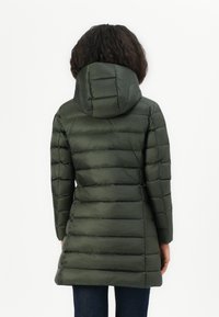 Donkergroene pufferjas met capuchon, voorzien van een gewatteerd ontwerp en gestructureerde panelen. De jas heeft lange mouwen en is tot halverwege de bovenbenen.