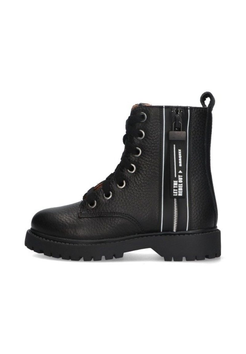 Bottines de combat en cuir noir à lacets avec fermeture éclair sur le côté et détail textuel blanc sur la bande indiquant "LAISSEZ SORTIR LE REBELLE."
