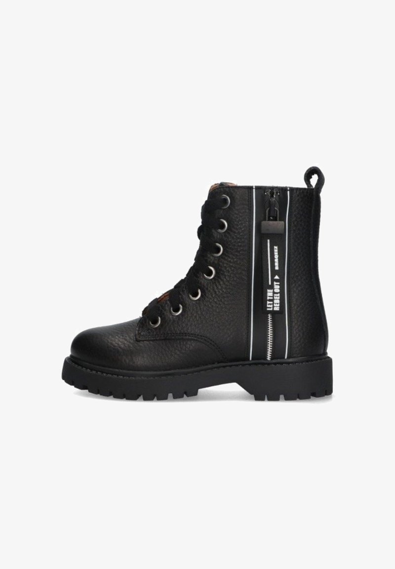 Stivale da combattimento in pelle nera con lacci e zip laterale, decorato con un dettaglio testuale bianco sulla striscia che recita "LASCIA LIBERO IL RIBELLE."