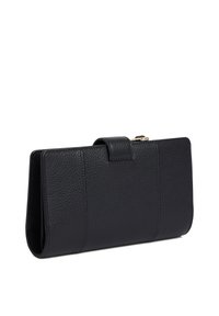 Portafoglio in pelle nera con finitura testurizzata, dotato di chiusura a pattina e dettagli di cucitura sottili. Forma rettangolare con un interno liscio.