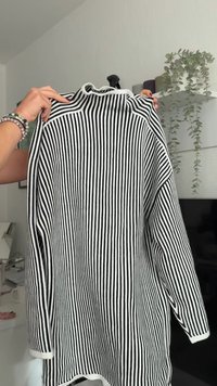 Zwart-wit gestreepte trui met lange mouwen en een col. Ribbelstructuur, licht oversized pasvorm en een witte zoom.