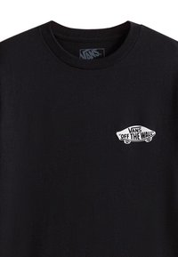 Zwarte katoenen t-shirt met een ronde halslijn en korte mouwen. Heeft een wit Vans "Off the Wall" logo op de linkerborst. Eenvoudig ontwerp.