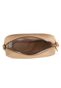 Borsa in pelle tan con superficie testurizzata, dotata di chiusura con zip e un interno liscio. La borsa ha bordi arrotondati e una forma compatta.