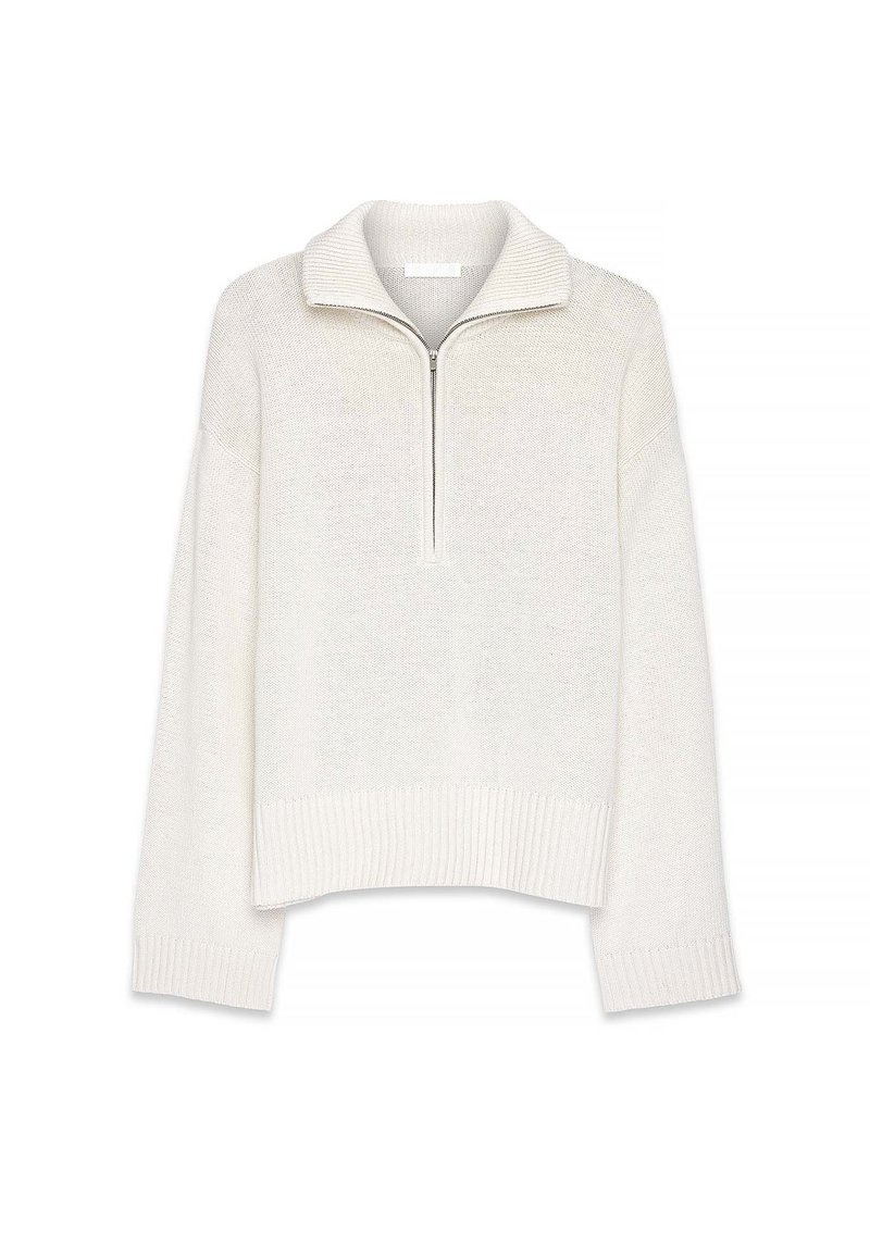 Jersey blanco de cuello con media cremallera, mangas anchas y dobladillo acanalado. Presenta una tela texturizada para añadir dimensión.