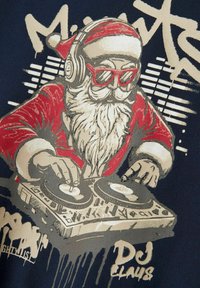 Santa Claus con gafas de sol rojas y auriculares, pinchando en platos con gráficos de ondas de sonido en el fondo.