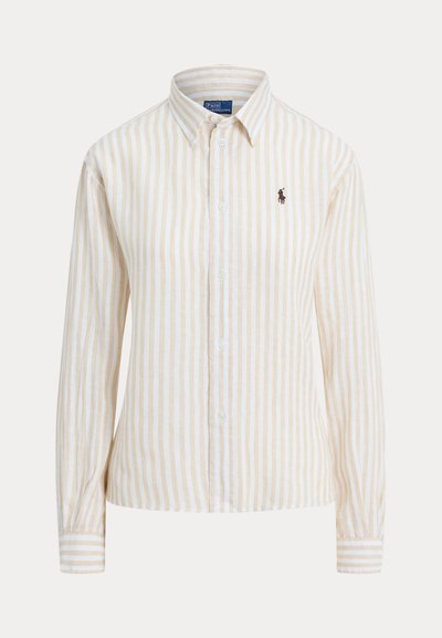 Camisa de botones de manga larga con rayas verticales en beige y blanco, con cuello y pequeño logo oscuro bordado en el pecho izquierdo.