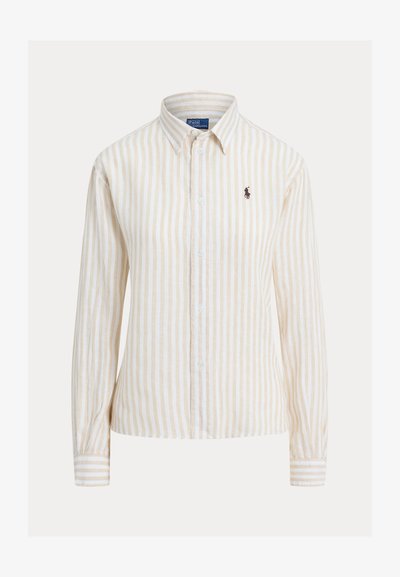 Camisa de botones de manga larga con rayas verticales en beige y blanco, con cuello y pequeño logo oscuro bordado en el pecho izquierdo.