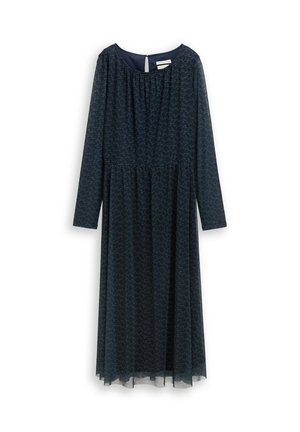 Donkerblauwe jurk met lange mouwen, kenmerkend door een geplooide halslijn, vloeiende silhouet en subtiele patroonstructuur overal. Sleutelgat-sluiting aan de achterkant.