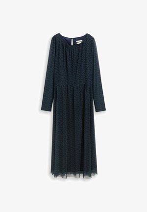 Abito a maniche lunghe blu navy con scollatura arricciata, silhouette fluida e sottile texture a motivi su tutta la superficie. Chiusura a oblò sul retro.