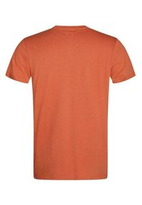 Férfi rövid ujjú póló narancssárga pamutból. Kerek nyakú, sima textúrával rendelkezik, tiszta hátsó dizájnnal.