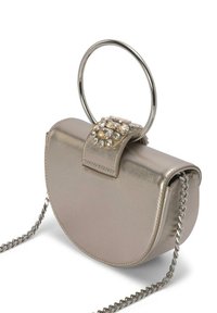 Bolso de mano metálico dorado con forma de media luna, asa de anillo plateado, adornos de cristal y una correa de cadena desmontable.
