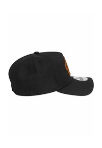 Cappello nero con un design strutturato, dotato di visiera piatta, logo ricamato in arancione e chiusura snapback sul retro.